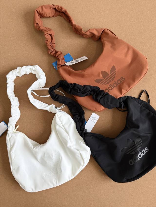 Adidas三叶草中号云朵包 尺寸：38*22*14 颜色：黑色，白色，焦糖色。 可斜挎可单肩的设计 整个包软乎乎的，自重轻 内里容量超大，日常使用足够