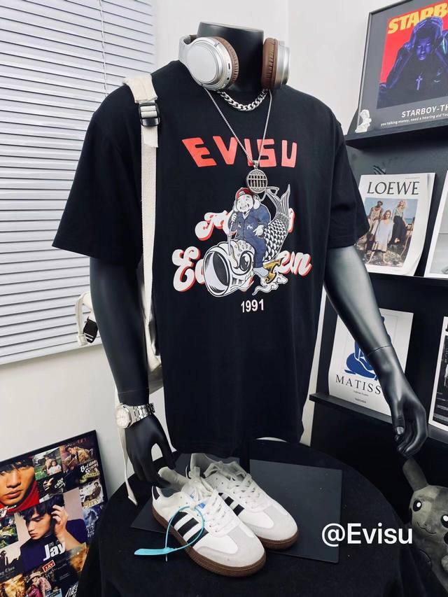Evisu 福神经典飞鱼达摩印花男女休闲短袖T恤 不得不推荐一款非常受欢迎的硬货！夏季你需要这样一件超百搭的T恤 采用的技术是德国进口的数码印机 所以印花是超清