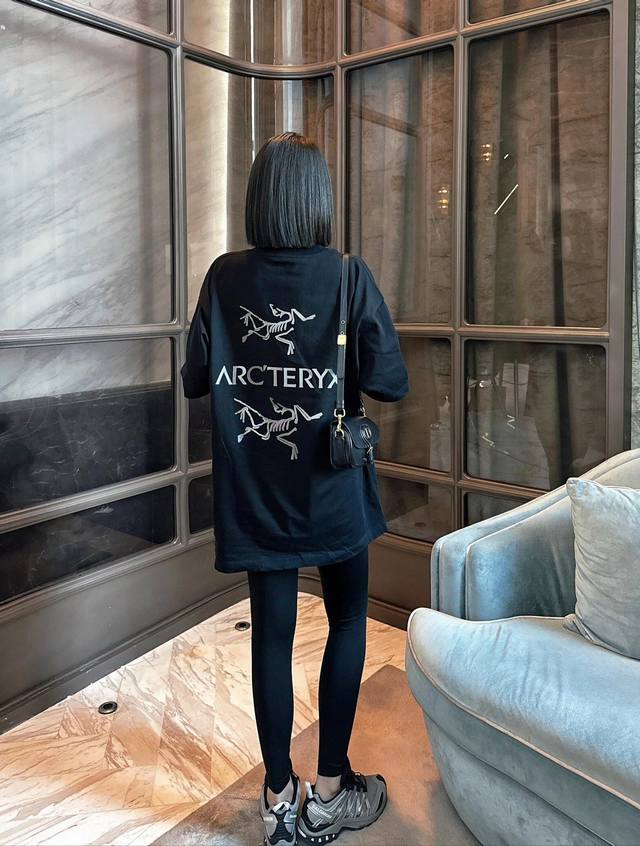 始祖鸟 Arc'teryx3M反光双鸟情侣款短袖T！宽松版型！ 采用320克精梳纯棉面料！ 肩部过肩领条领口二本针加固 机洗不变形！ 颜色：黑色 尺码：M L