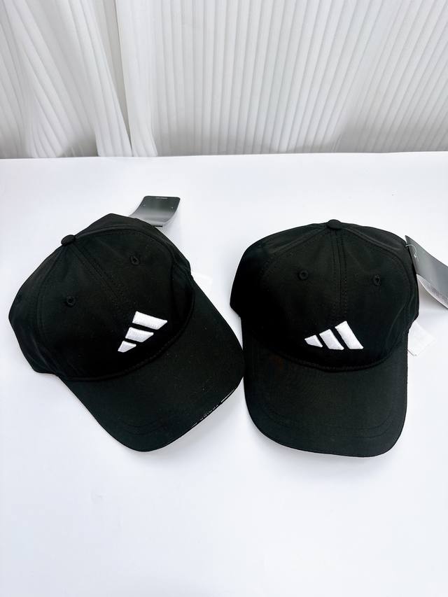 Adidas阿迪达斯原单品质夏季运动户外梭织透气吸汗轻薄面料健身跑步遮阳帽 高尔夫帽 款帽型前部加厚处理织带帽子更加挺拔有型 采用梭织面料，排汗透气。原单好货放