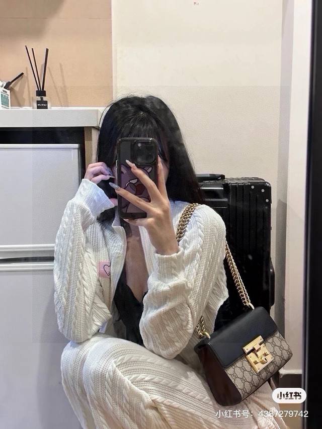 古驰Gucci Padlock月光宝盒锁头包 设计灵感来源于Gucci最初的旅行箱设计，黑金复古又经典，不用担心会不淑女，其实可飒可娇，休闲和正式都能搭。老花一