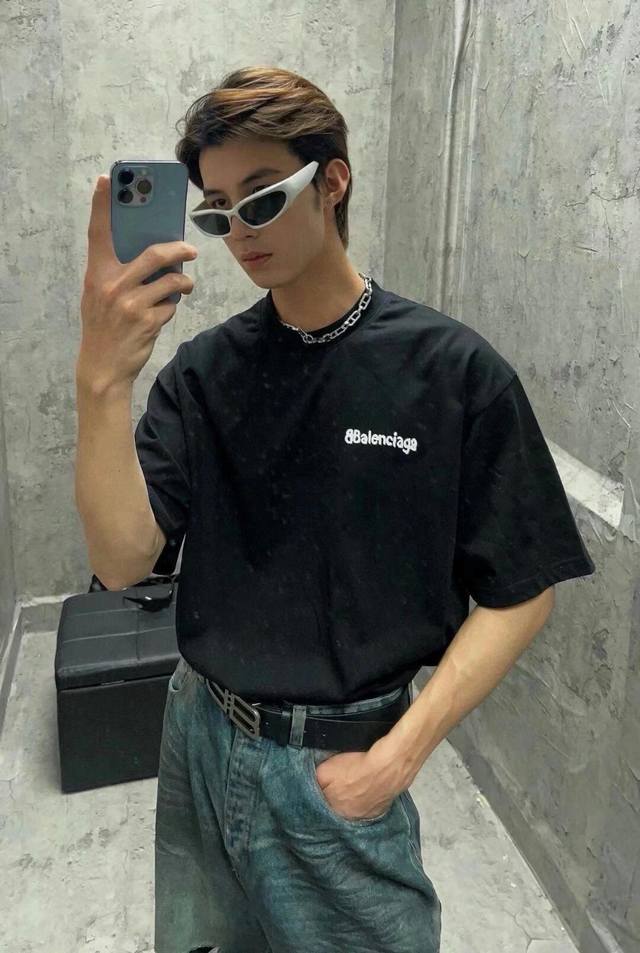 短袖 短裤 Balenciaga 巴黎世家模糊印花Logo短袖T恤 毛圈短裤 版型非常好 克重也很高！建议成套搭配！ 短袖： 面料：16支精棉平纹布 ％克重23