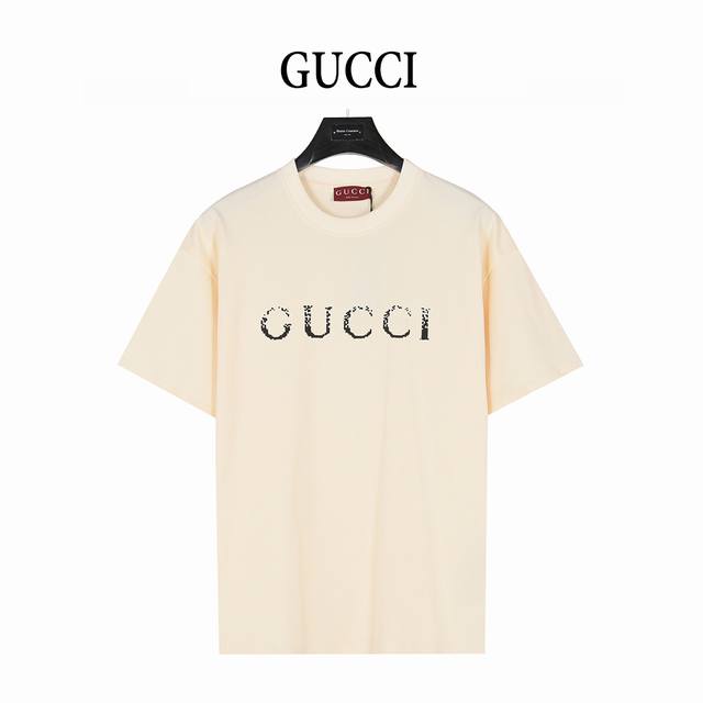 Gucci 古驰 25Ss 简约Logo渐变斑驳印花短袖T恤 全新的Gg标语系列，简约清新风格，彰显出高品格的气质， 采用260G精梳棉盖棉，松软细腻着身感更舒