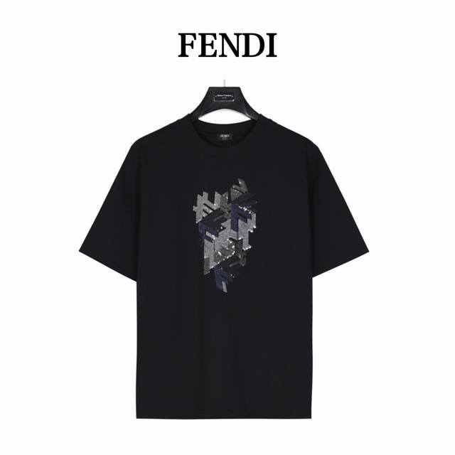 Fendi 芬迪 25Ss 3D亮片珠片撞色绣花短袖T恤 专柜7700原版购入，正面定制有3D效果Fendi Block图案多色微型亮片刺绣。 前幅珠片刺绣工艺