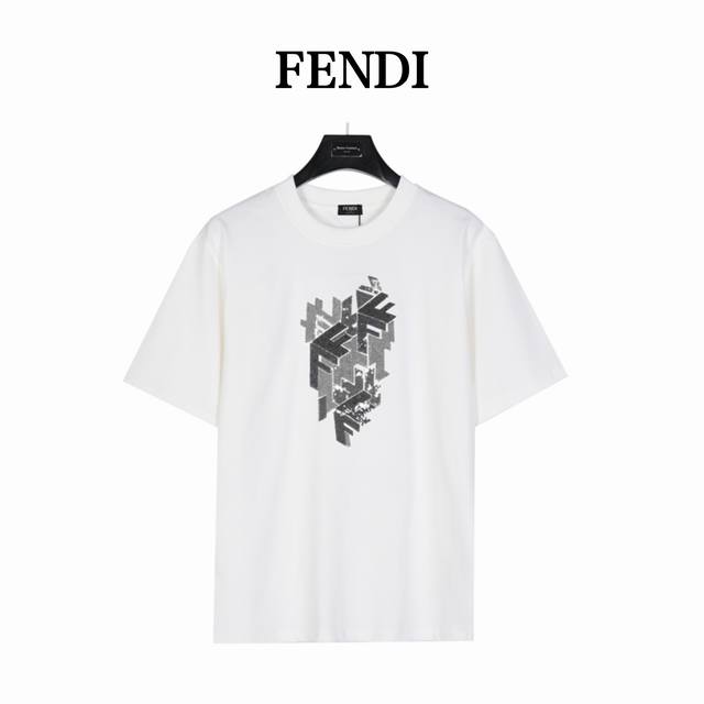 Fendi 芬迪 25Ss 3D亮片珠片撞色绣花短袖T恤 专柜7700原版购入，正面定制有3D效果Fendi Block图案多色微型亮片刺绣。 前幅珠片刺绣工艺