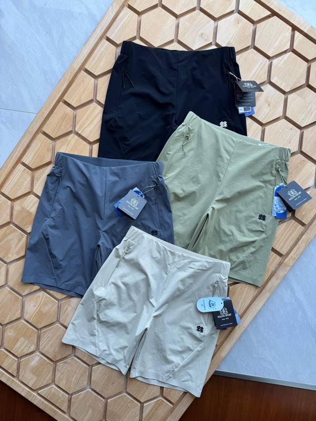 Kolon Sport 压胶短裤，你的夏季最佳短裤来啦！专为热爱户外运动的你设计，这款短裤采用弹力速干面料，无论是徒步登山时的大汗淋漓，还是夏日炎炎带来的闷热感