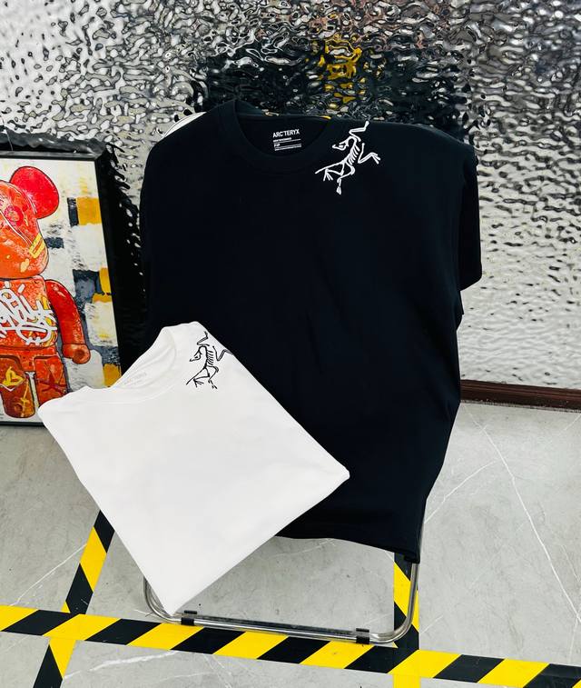 Arc‘Teryx 始祖鸟25夏季新款印花休闲宽松情侣款 短袖T恤 细节:版本一比一复刻，吊牌 领标 水洗。 面料：采用40织双纱320克面料，原版1:1高克重