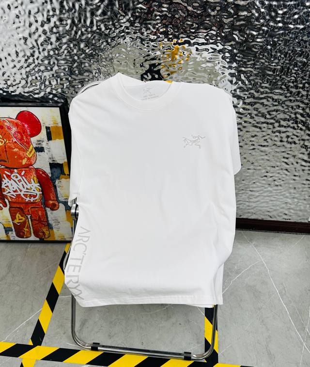 Arc‘Teryx 始祖鸟25夏季新款印花休闲宽松情侣款 短袖T恤 细节:版本一比一复刻，吊牌 领标 水洗。 面料：采用40织双纱320克面料，原版1:1高克重