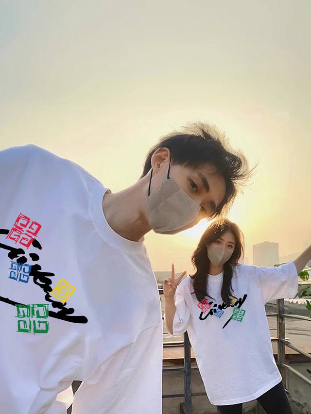 纪梵希Givenchy 夏季彩绘草写Logo高街宽松百搭情侣款短袖 男女同款 情侣款 申州公司客供260G双纱柔棉面料 亲肤宜人 透气舒适 进口康丽数码直喷工艺