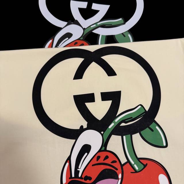 古驰Gucci 大Logo调皮樱桃_印花休闲百搭情侣款短袖T恤 穿上就是舒适自在 减龄又显瘦的存在，慵懒而随性，结合干净简单的色系就特别耐看，适合日常穿着～复古