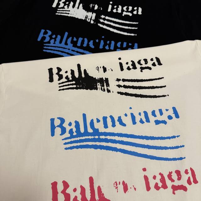 巴黎世家Balengiaga Logo串标印花情侣百搭纯棉短袖 高版本 全网独家首发 百搭款细节处理完美 260克大牌纯棉面料 数码直喷印花工艺 十分精致 原版