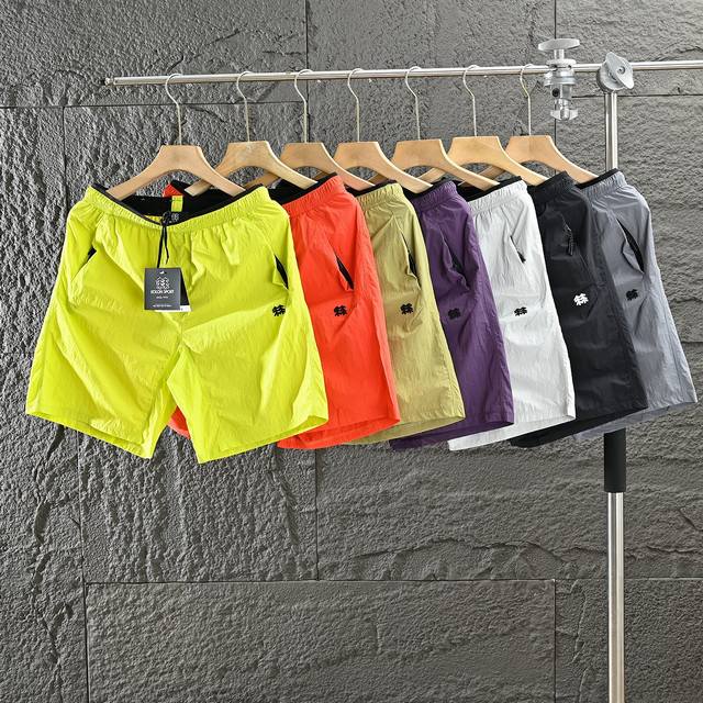 Kolon Sport 可隆梭织透气爽滑男士休闲运动速干五分裤 面料柔软悬垂，吸湿透气，舒适顺滑，质感非常好，做工走线整齐密集，品质保证，版型方面老铁们可以放心
