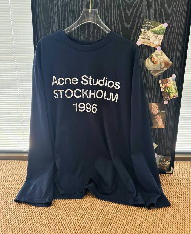 品名：Acn* Studios新款做旧字母丝薄长袖T恤 尺码：M.L 颜色：藏青色 手感是非常丝滑冰凉的，面料韧性很大，巨透气又有层次感，薄薄的长T连夏天穿也不