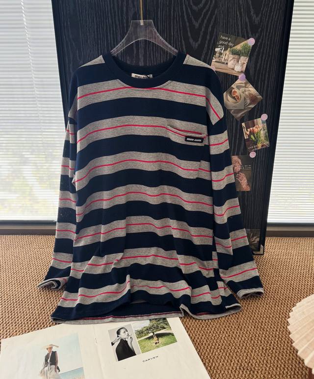 品名：Mium*U 新款小标蓝灰条纹长袖 尺码：M.L 颜色：条纹 张元英同款+明星都在穿的条纹长袖+居然这么香。什么条纹让我如此心动，真的谁穿谁好看物理防晒G