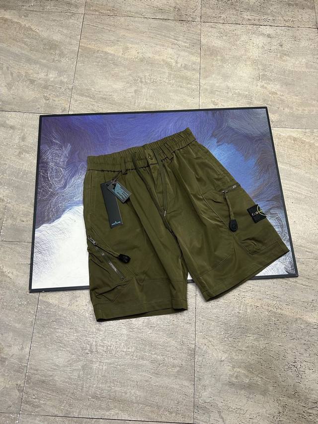 Stone Island石头岛新款多功能口袋工装拉链短裤 版型超正的五分裤，穿上超有型具有标志性独特的口袋设计 面料具备防泼水设计 既时尚又不失功能性 实用足