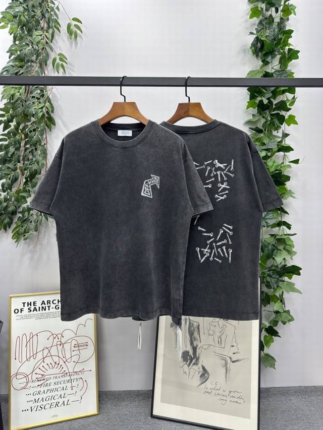25Ss春夏新款 品牌：Off-White 烫银螺丝钉款短袖T恤！ 颜色：做旧黑 尺码：S-M-L-Xl 男女同款 面料：采用定制260克32织纯棉双纱面料，成