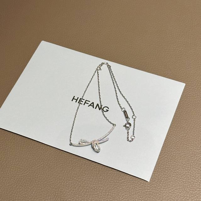 Hefang何方丝带结锁骨链女蝴蝶结项链轻奢设计高级感，丝带结锁骨链，微笑弧度完美勾勒出锁骨的线条，小姐姐的穿搭搭配丝带结锁骨链简直不要太好看了吧！配全套包装