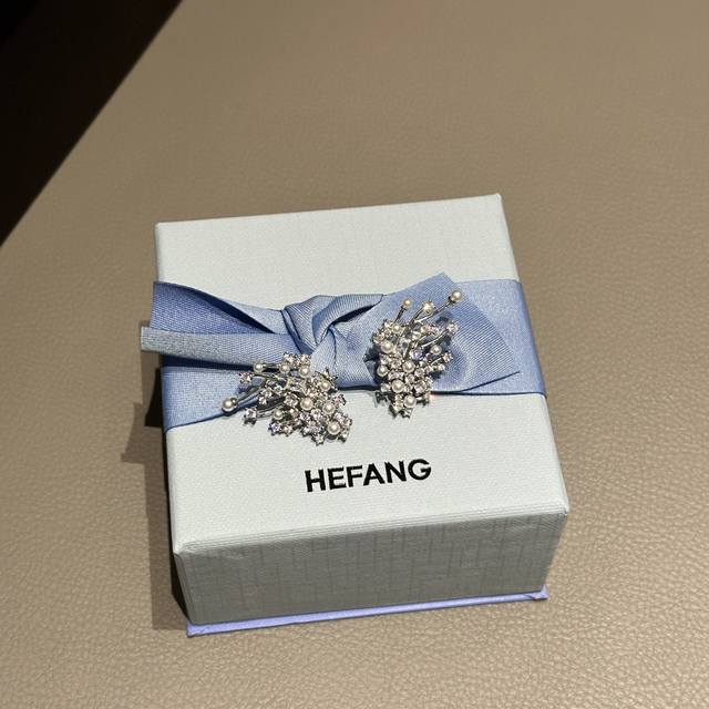 赵今麦同款Hefang何方璀璨星云耳环轻奢优雅高级感耳夹耳钉女，小麦哲伦星云是距离银河系最近的河外星系之一，因此被赋予独特的浪漫定义，设计师由此打造出优雅吸睛的