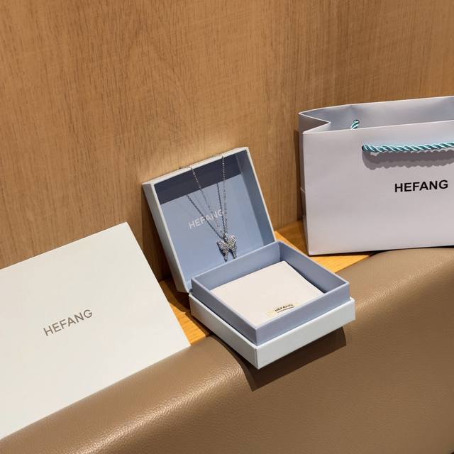 Hefang何方珠宝闪闪蝴蝶锁骨链轻奢优雅灵动饰品生日礼物，小蝴蝶采用金属包边设计线条流畅如蝶翼舒展，注入别致浪漫巧思，两色：银色 蓝色 配全套包装