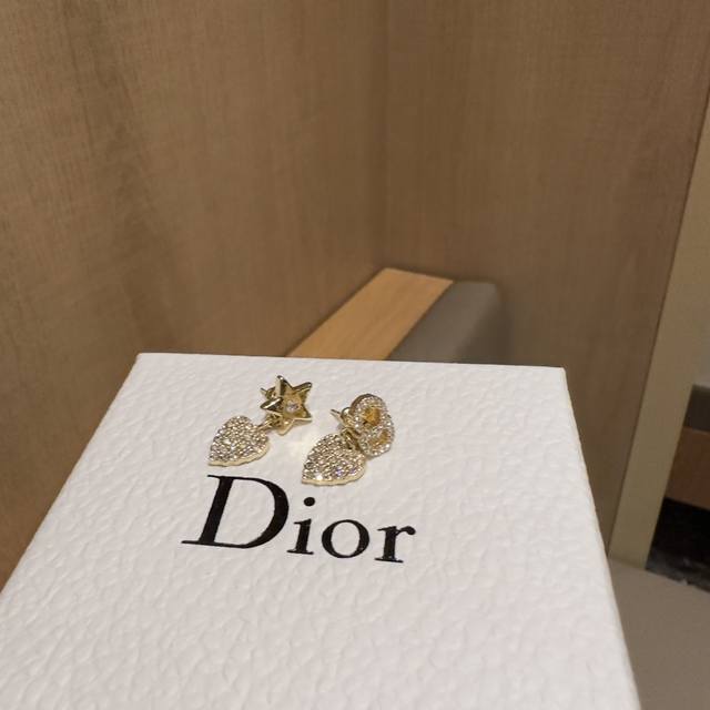 Dior迪奥 新款Petit C D 星星 耳钉 耳环采用不对称设计。耳钉处饰以“C D”标志，简约又不失时尚、更添优雅。配全套包装