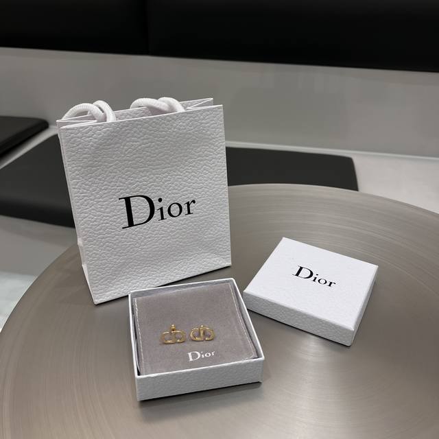 Dior迪奥 专柜Cd耳钉，简约经典款，复古金属营造一种神秘的文艺范儿，Get到你也是讨人喜欢的小仙女，配全套包装