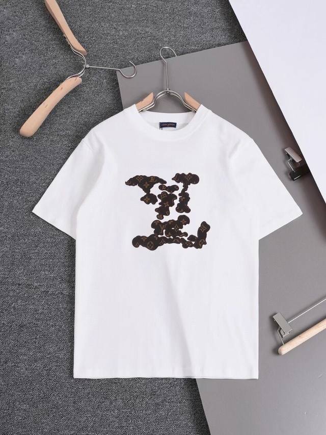 Louis Vuitton 路易威登， Ss春夏限定款Lv驴家 个性老花贴皮绣花 简约百搭圆领短袖T恤男女同款 面料采用24克重精梳棉洗水后270克左右，定制1