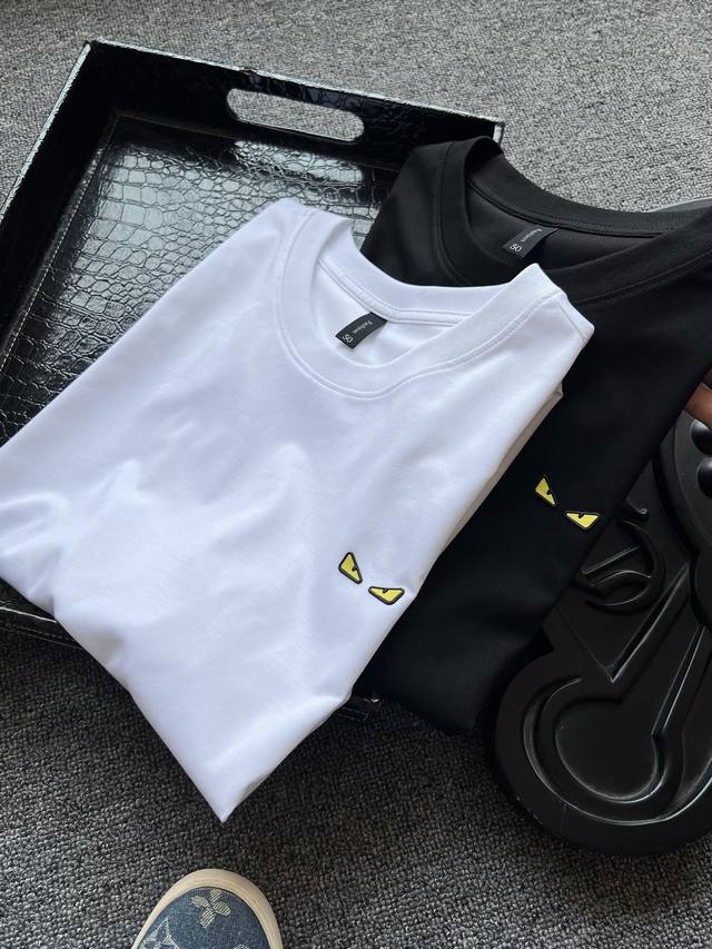 顶级高端桑蚕丝！ 人气爆款！Fendi 芬迪小怪兽专柜新品高端丝光桑蚕丝圆领短袖T恤！恒隆在售千元级，款号：5595 芬迪家今年80支高端桑蚕丝丝光棉面料！定制