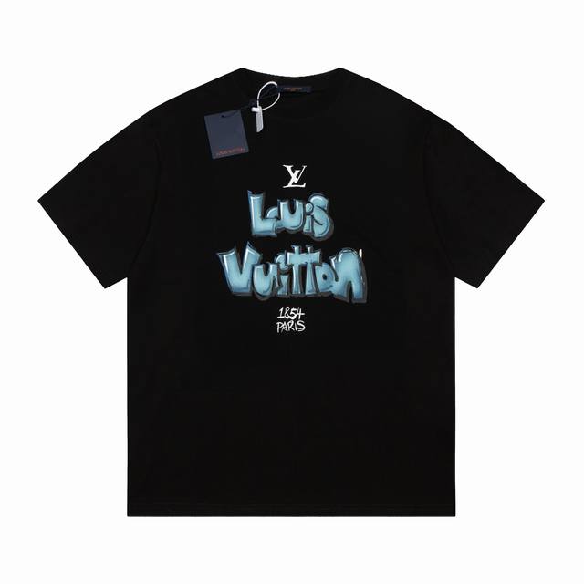 6688# 高品质 Lv 路易威登 1845涂鸦字母短袖，对色定染面料，超精细平网印花工艺，对位定点印花，采用细致纱网材质做网板，定染纯棉面料，更加体现图案逼真