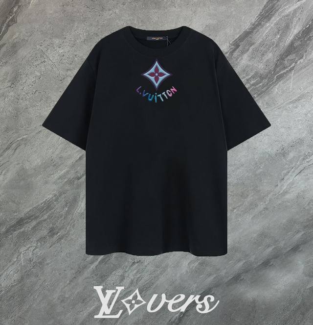 6668# 路易威登 Lv 2025新款高品质圆领短袖T恤 袖口车有进口绣花标 定制定染,手感非常舒服 超级百搭好看的一款短袖 三标齐全 非市场普通版本 随意对