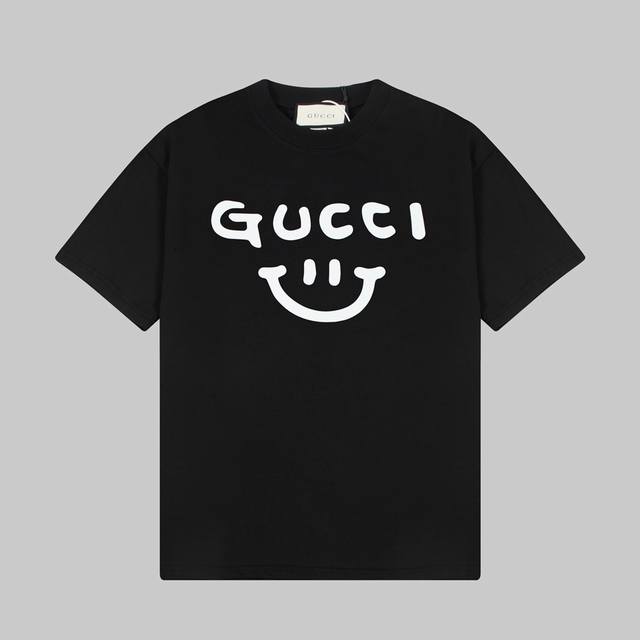8896# Gucci 古驰 典藏设计透过新颖印花和提花细节得到焕新演绎。这款白色T恤采用直筒剪裁，饰有经典Gucci互扣式双G图案，巧妙融入1921丝带印花细
