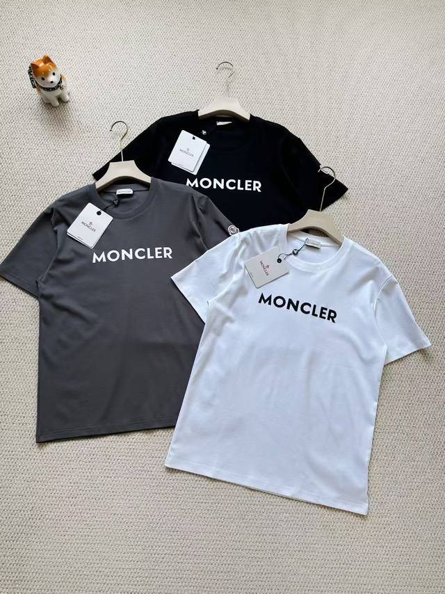 火爆上新，定制水溶棉面料。蒙口 Moncler 盟可睐 男士字母印花短袖T恤。 上身就知道什么叫质感天花板，比普通T恤多30%的密织工艺，就是暴力机洗十次，挺括