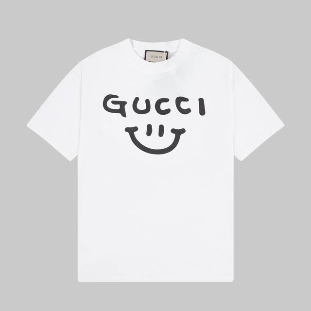 8896# Gucci 古驰 典藏设计透过新颖印花和提花细节得到焕新演绎。这款白色T恤采用直筒剪裁，饰有经典Gucci互扣式双G图案，巧妙融入1921丝带印花细