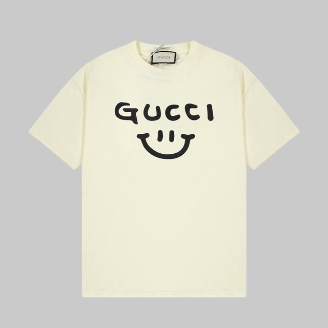 8896# Gucci 古驰 典藏设计透过新颖印花和提花细节得到焕新演绎。这款白色T恤采用直筒剪裁，饰有经典Gucci互扣式双G图案，巧妙融入1921丝带印花细