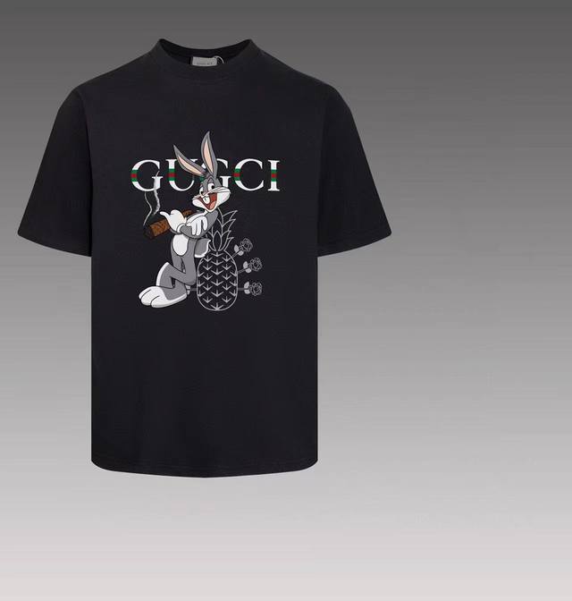 8893# 高品质 Gucci~古驰 2025新款 圆领短袖T恤 颜色都是定制定染,手感非常舒服 超级百搭好看的一款短袖 三标齐全 非市场普通版本 随意对比 品