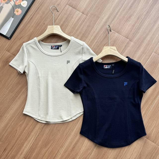 Fila Fusion斐乐潮牌女子针织短袖衫2025初秋新款时尚休闲紧身T恤 斐乐这款T真的是我今年夏天最爱的单品之一！姐妹们，赶紧入手吧！穿上它，你就是街头最