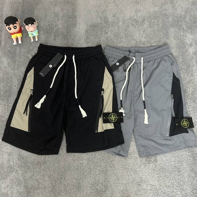 新款工装百搭户外大侧拉链冰丝短裤实拍图！ Stone Island 石头岛工装大侧拉链冰丝短裤 实拍图！ 面料采用高品质防风防水放紫外线 机能拉链设计户外感十足