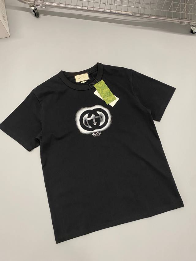 8890# 高品质Gucci古驰双G渐变印花T恤，采用立体双G图标，区别于普通的印花图标 ，定织纯棉卫衣面料，舒适透气不易变形，三标齐全宽松版型，男女同款 码数