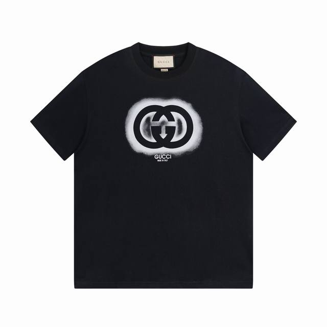 8890# 顶级版本.官网品质 #Gucci古驰##双G##喷绘#2025早春男装系列倾情推出缀饰活力印花的运动单品，迎接温暖季节的到来。品牌织带继续为整个设计