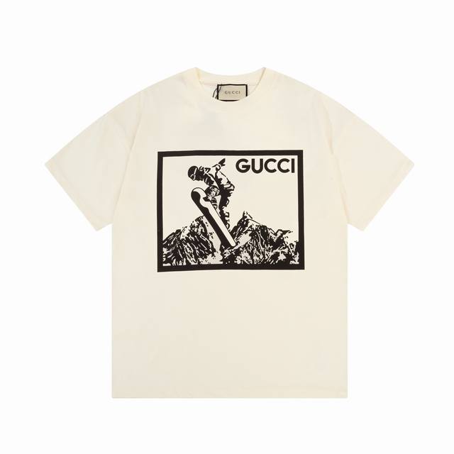8878# Gucci 古驰 双G 雪山系列 滑雪印花 标识精致升级，灵感源自八十年代复古 原版面料 官方同款 短袖T恤 定制2 克同缸染面料 手感非常舒服 春