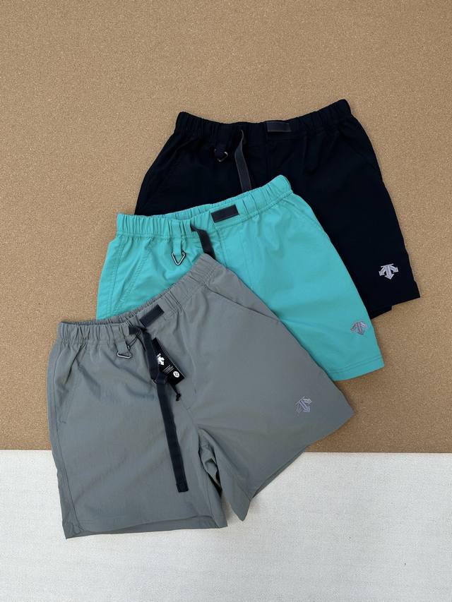 Descente 迪桑特 夏季新款户外运动健身速干日常通勤百搭舒适裤腿Logo刺绣休闲短裤 男女同款 颜色：黑色 蓝色 军绿色 尺码：M-2Xl 立体裁剪考究的