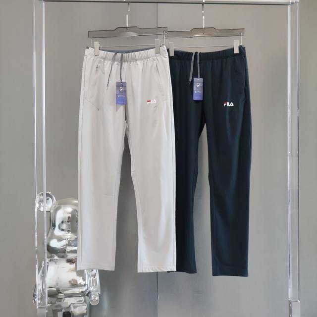 Fila Fusion 斐乐 2025 夏季户外休闲运动小标速干长裤！ 本款采用锦纶弹力面料！客供螺纹！ 面料外层采用疏水防污工艺 遇水会有荷叶水滴效果 有效抵