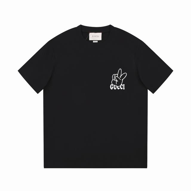 8868# Gu胸前小标印花，Gucci古驰2025春夏最新短袖！！ 专柜最新款！ 官网上新！！ 专柜同步高品质高版本 超级标志性彩色品牌Logo印花图案 搭配
