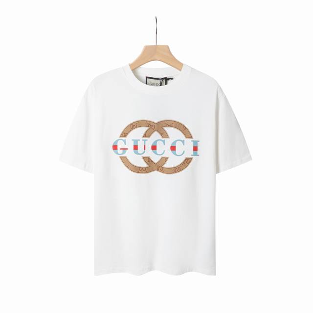 8837# Gucci古驰2025春夏新款绿色双G字母Logo短袖T恤 高版本高版本 全网独家首发 百搭款细节处理完美 2 克双股大牌纯棉面料 数码直喷印花工艺