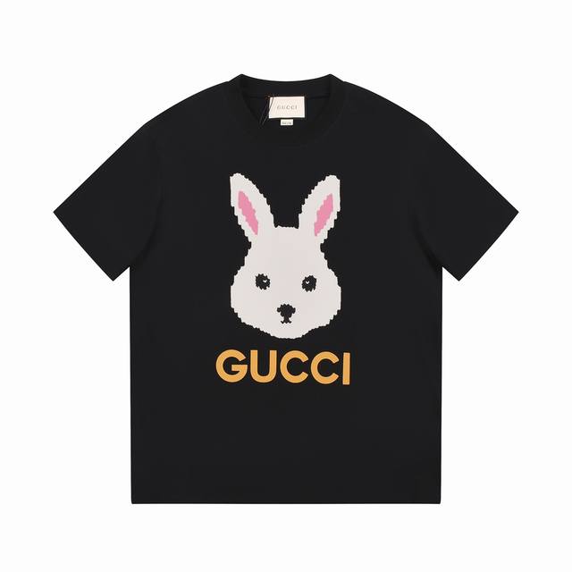 8867# Gucci古驰2025春夏最新短袖！！ 专柜最新款！ 官网上新！！ 专柜同步高品质高版本 超级标志性彩色品牌Logo印花图案 搭配运动鞋清新舒适 逛