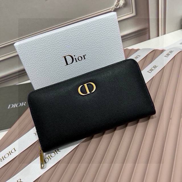 Dior 迪奥长款钱夹钱包 迪奥官网同步 原单品质 实物拍摄 ，型号：666111＃，精致的手工艺制作，采用 %进口皮进口，质感强，手感极佳。搭配 压花 经典五