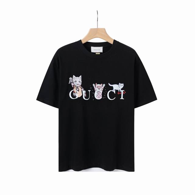 8862# Gu猫咪字母印花，Gucci古驰2025春夏最新短袖！！ 专柜最新款！ 官网上新！！ 专柜同步高品质高版本 超级标志性彩色品牌Logo印花图案 搭配