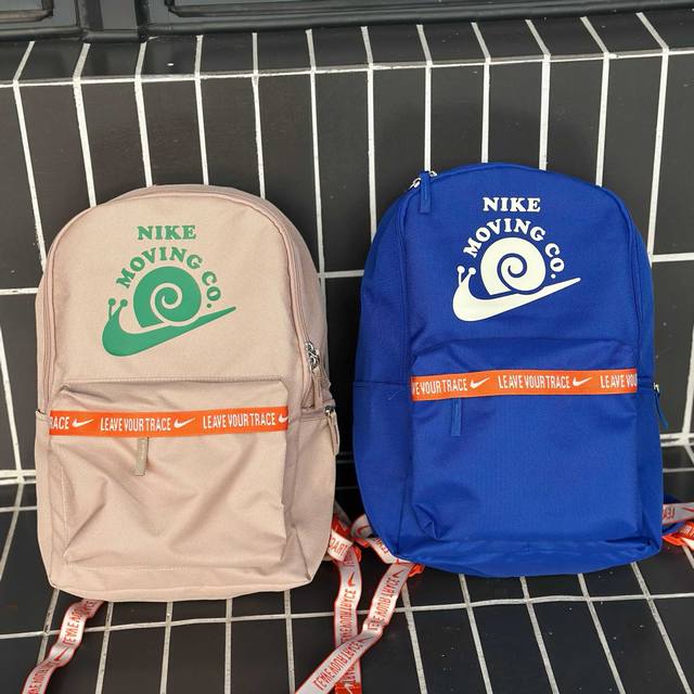 顶级版本 Nike耐克蜗牛Heritage双肩包单肩包学生书包男女神同款。 质量好 包包空间大 内置电脑夹层。 设计水印织带 彰显超高识别度 细节 做工都非常到