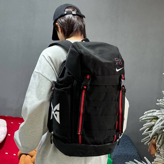 耐克Nike抽绳包双肩包男女同款。 包包抽绳收口设计，收纳空间超级大。 采用顶级材质定制，非常厚实，耐磨耐用。 出门旅行 登山 健身 上学都非常适用。 颜色: