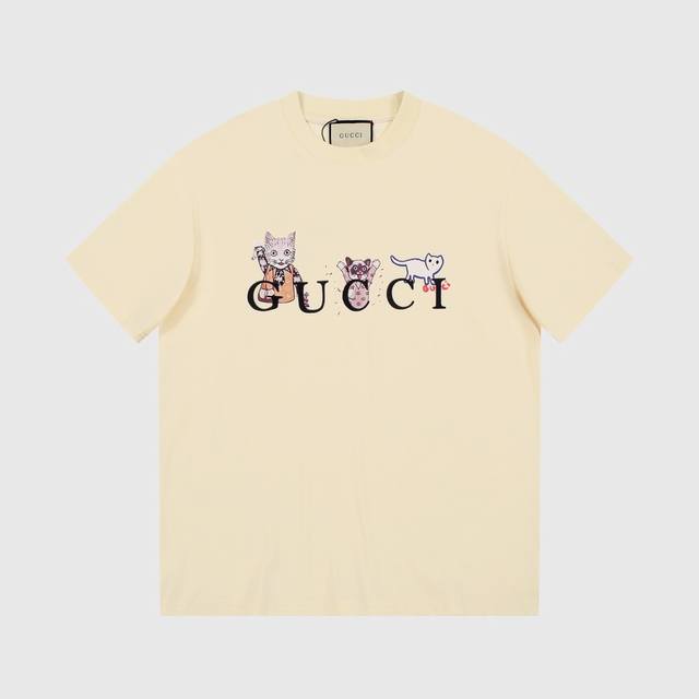 8862# Gu小猫咪印花，Gucci古驰2025春夏最新短袖！！ 专柜最新款！ 官网上新！！ 专柜同步高品质高版本 超级标志性彩色品牌Logo印花图案 搭配运