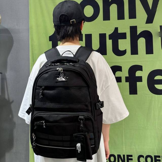 Thenorthface北面双肩包单肩包学生书包男女同款。 包包质量超级好 用料厚实。 绝对潮人必备 模特实拍 上身也非常好看 颜色:黑色 米白 尺寸:47×3